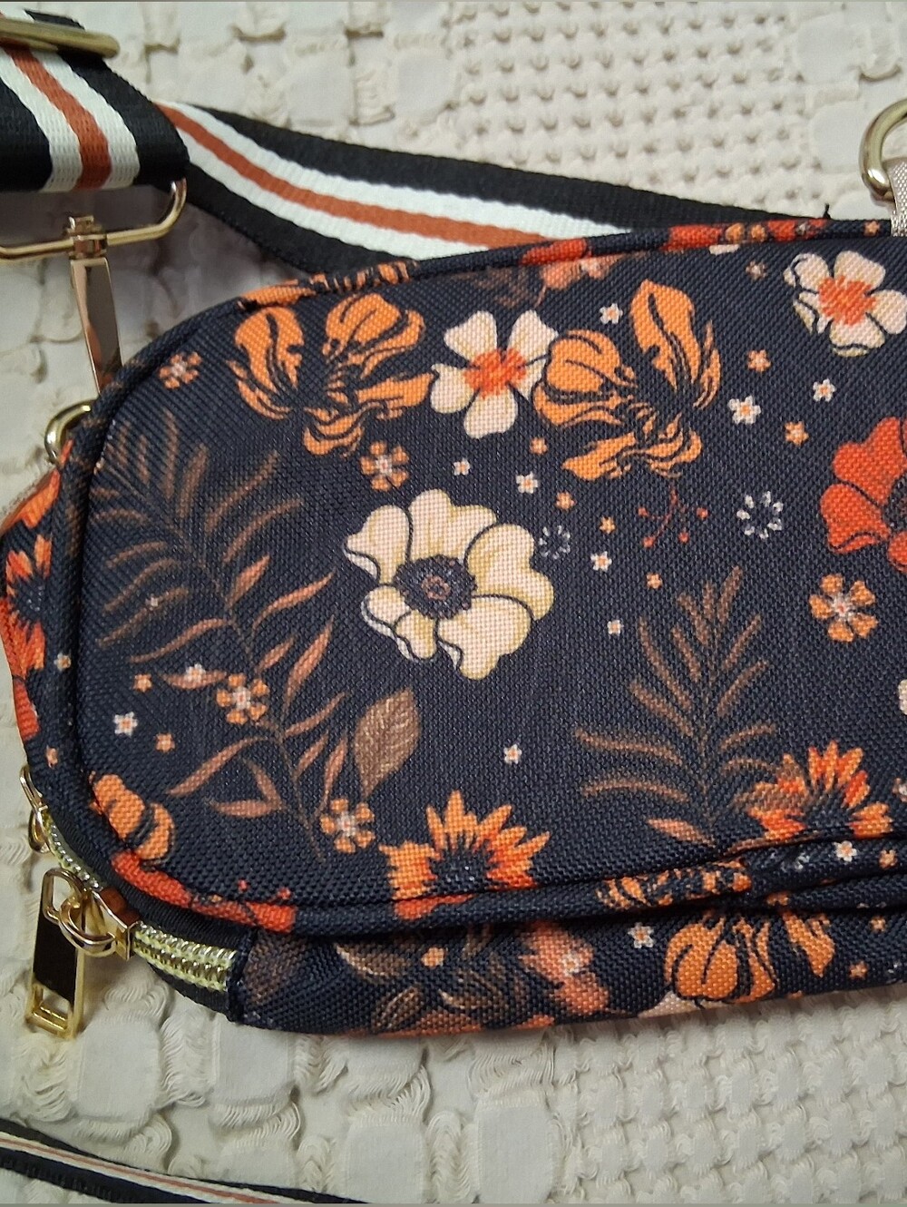 Simply Southern Small Floral Crossbody - Picture 2 of 4